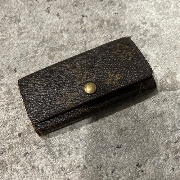 Louis Vuitton Accessories - Louis Vuitton monogram 4 key case